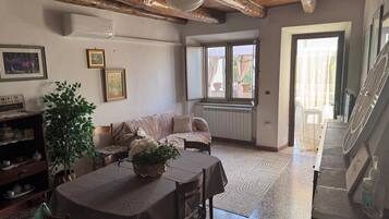 Una televisión, una chimenea