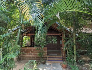 Basic-værelse med dobbeltseng eller 2 enkeltsenge - balkon - udsigt til have | Premium-sengetøj, individuel indretning, mørklægningsgardiner