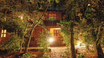 基本雙人或雙床房, 陽台, 花園景觀 | 高級寢具、布置獨特、遮光布/窗簾、熨斗/熨衣板