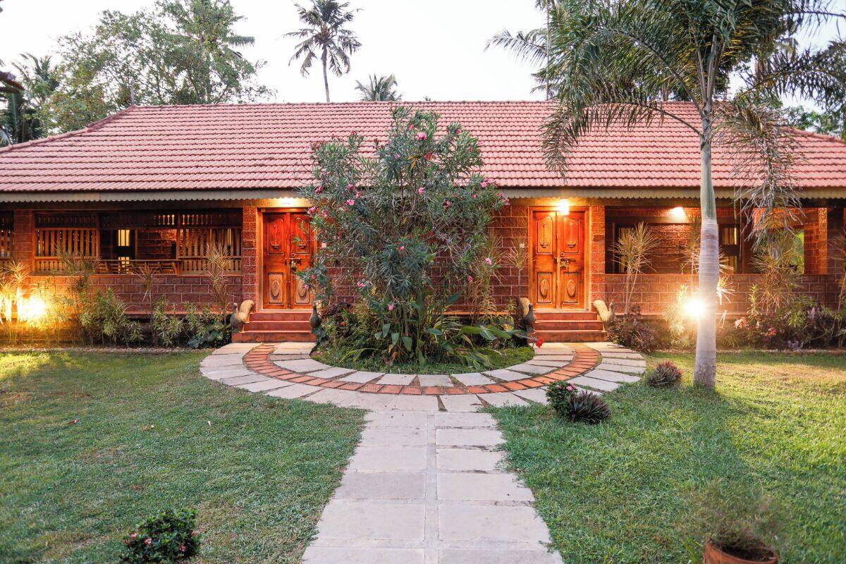 Premium-værelse med dobbeltseng eller 2 enkeltsenge - balkon - udsigt til have | Premium-sengetøj, individuel indretning, mørklægningsgardiner