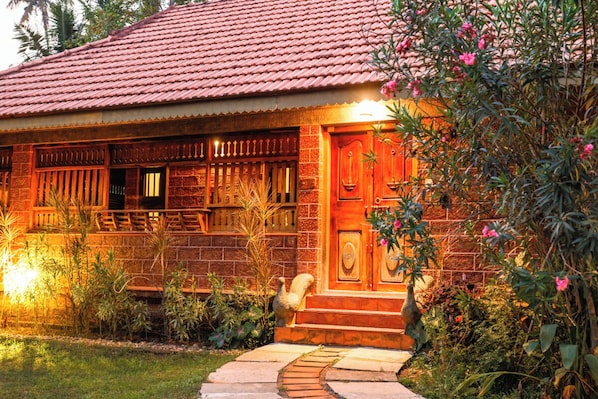 Premium-værelse med dobbeltseng eller 2 enkeltsenge - balkon - udsigt til have | Premium-sengetøj, individuel indretning, mørklægningsgardiner