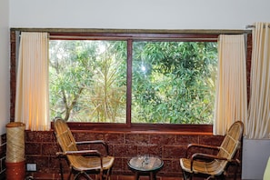 Habitació doble familiar, balcó, vistes al jardí | Roba de llit d'alta qualitat, mobiliari individual i cortines opaques