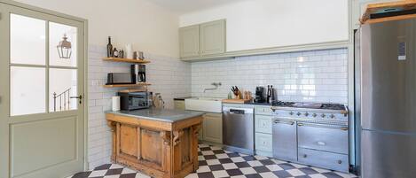 Réfrigérateur, cafetière/bouilloire