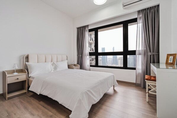 In-room safe, laptop workspace, iron/ironing board, free WiFi