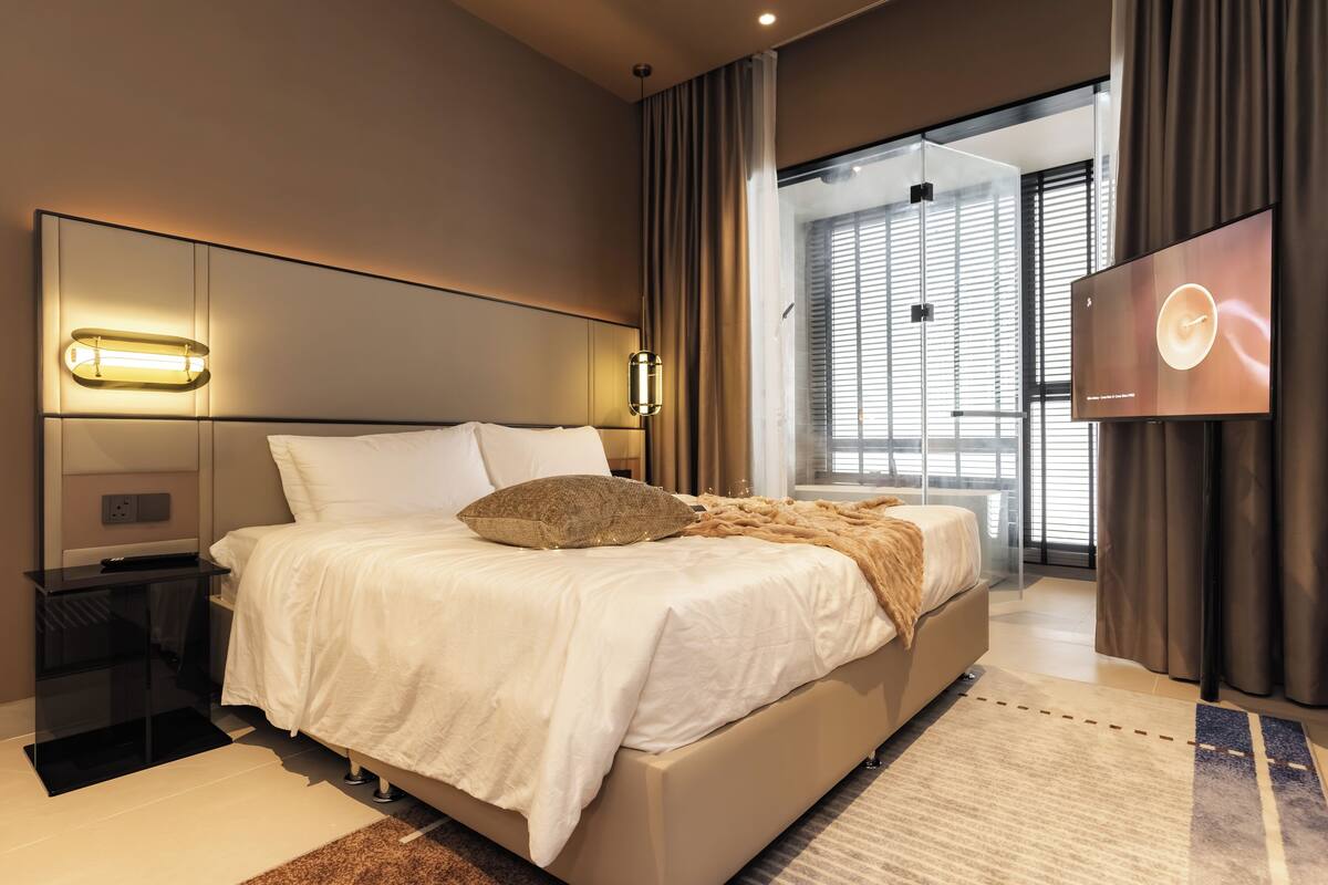 In-room safe, laptop workspace, iron/ironing board, free WiFi