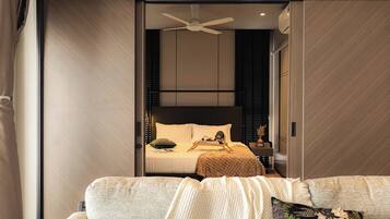 In-room safe, laptop workspace, iron/ironing board, free WiFi