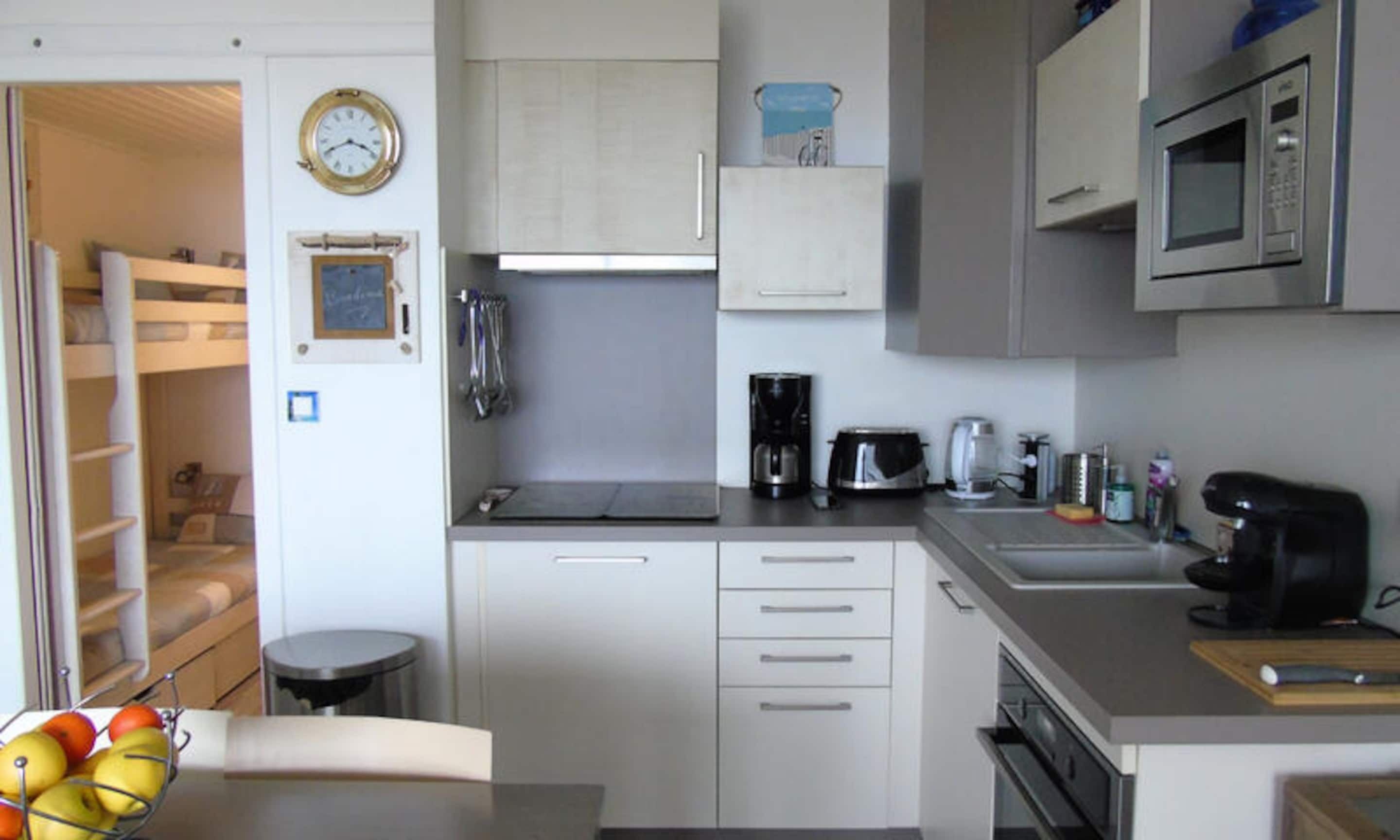 Fridge, microwave, oven, coffee/tea maker