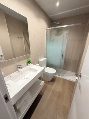 Double or Twin Room, Balcony, Partial Sea View | Bathroom | Hair dryer, towels, soap, shampoo - Hostal Juan Carlos (Carboneras)