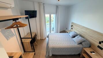 Kamer, 1 twee- of 2 eenpersoonsbedden, balkon, gedeeltelijk uitzicht op zee | Gratis wifi