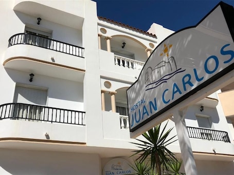 Detalle del exterior. Hostal Juan Carlos