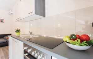 Refrigerador, parrilla de estufa y cafetera y tetera