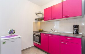 ثلاجة، موقد طهي مسطح، ماكينة لصنع القهوة/الشاي