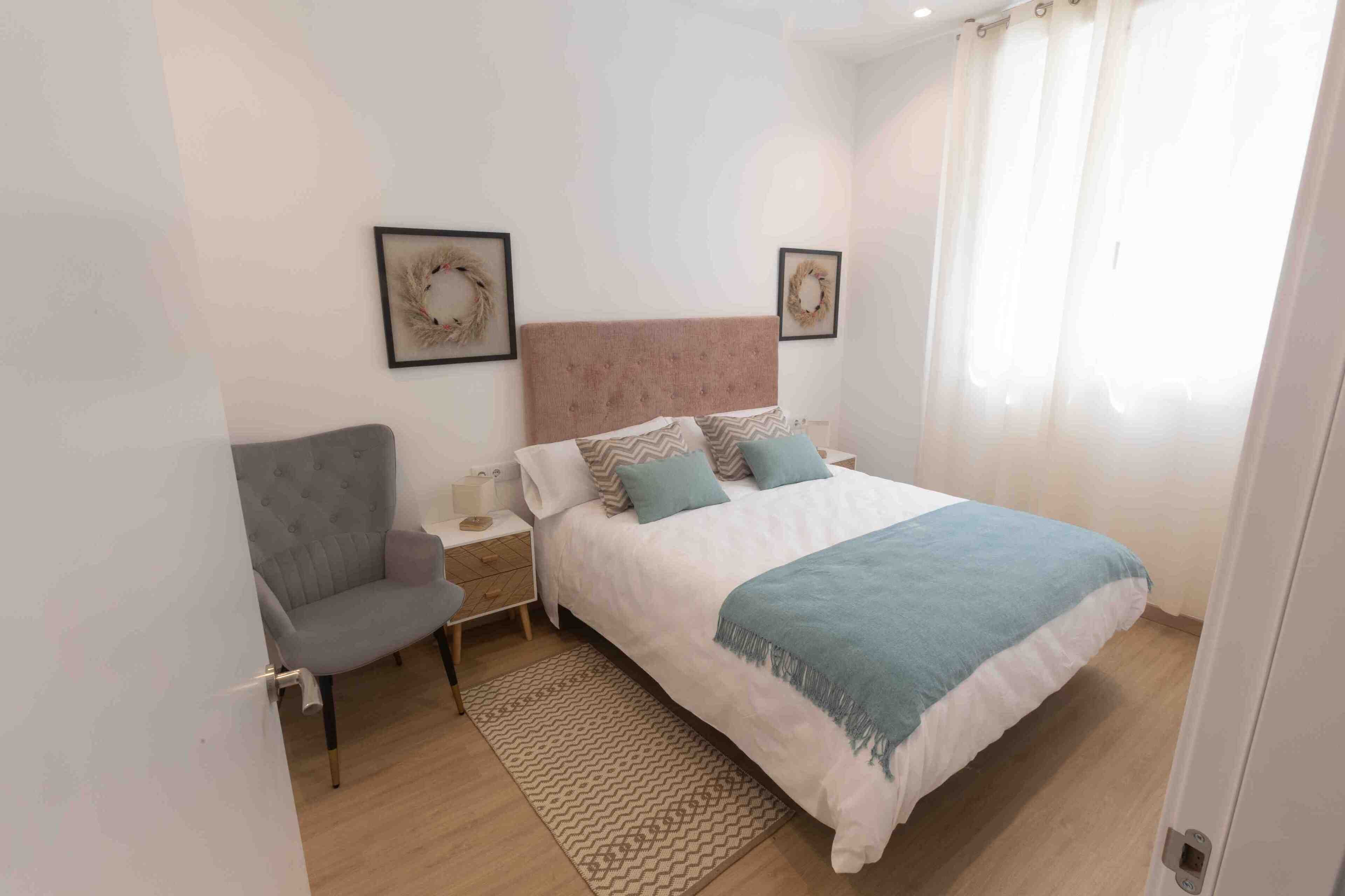 1 dormitorio, tabla de planchar con plancha, wifi y ropa de cama