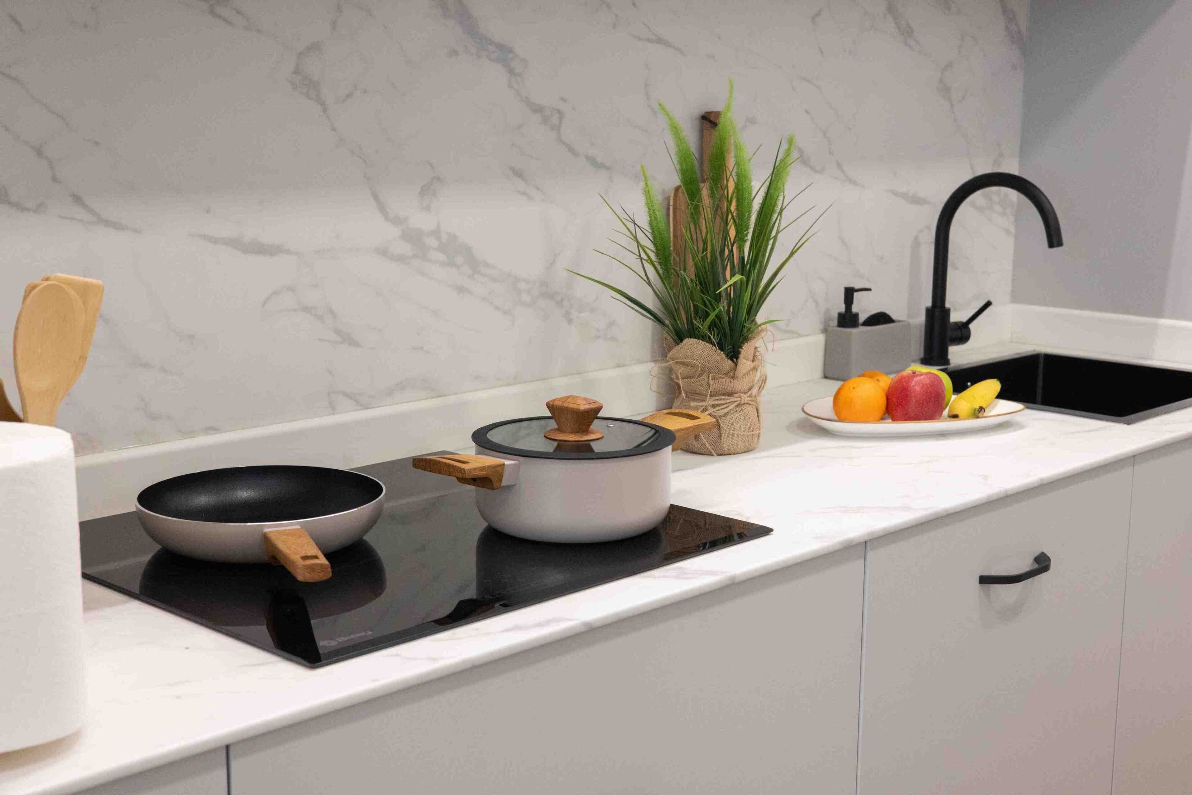 Frigorífico, microondas, horno y placa de cocina