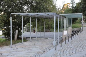 المنطقة المحيطة بالمنشأة