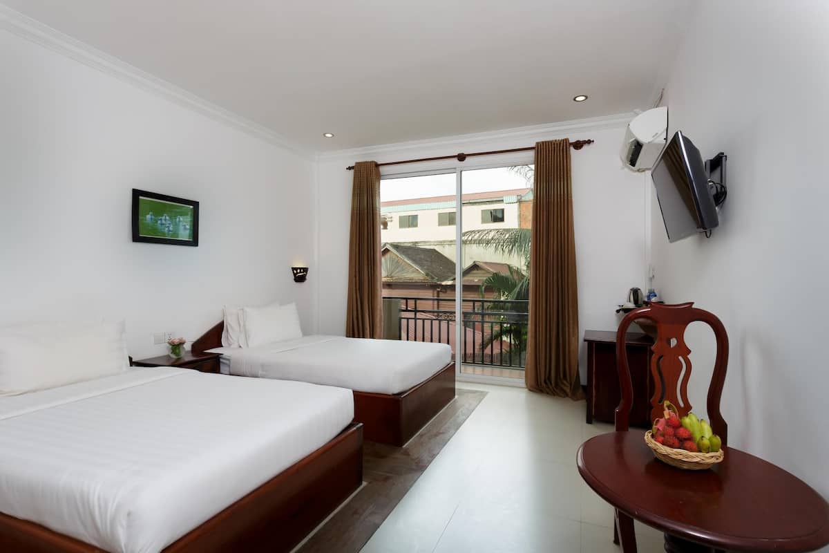 Habitación Deluxe con 2 camas individuales, balcón, vista a la alberca | Minibar, caja de seguridad en la habitación y insonorización