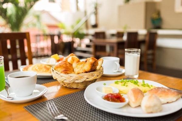 Free daily English breakfast