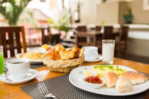 Free daily English breakfast