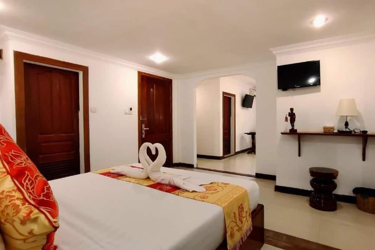 Junior Room, Pool View | Minibar, in-room safe, soundproofing, free WiFi