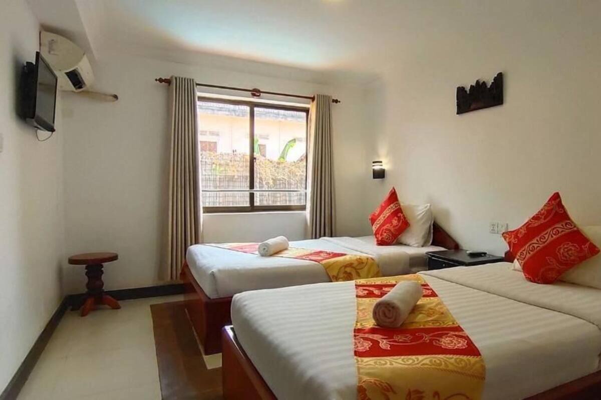 Habitación superior con 2 camas individuales, vistas a la piscina | Ropa de cama hipoalergénica, minibar, caja fuerte y escritorio