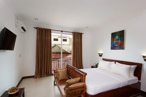 豪華雙人房, 陽台, 泳池景觀 | 迷你吧、客房內保險箱、隔音、免費無線上網