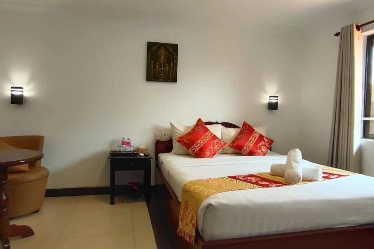 ميني بار وخزنة داخل الغرفة وتجهيزات عازلة للصوت وواي فاي مجانًا