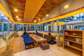 Living area - The Hosteller Mcleodganj Mall Road (Dharamshala)