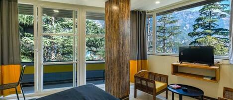 Deluxe Double Room with Balcony | Rideaux occultants, fer et planche à repasser, Wi-Fi gratuit