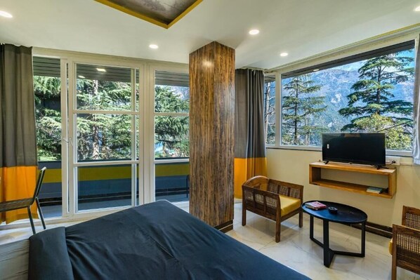 Deluxe Double Room with Balcony | Pimennysverhot, silitysrauta/-lauta, ilmainen Wi-Fi, vuodevaatteet