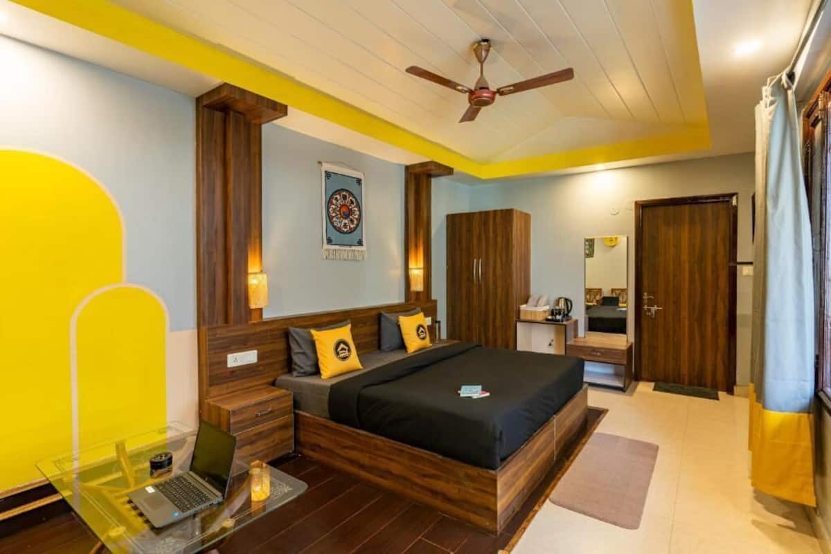 Deluxe Double Room | Blackout curtains, iron/ironing board, free WiFi, bed sheets