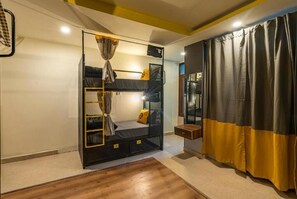 Bed in 4 Bed Mixed Dormitory | Pimennysverhot, silitysrauta/-lauta, ilmainen Wi-Fi, vuodevaatteet