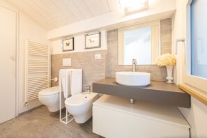 Dusche, Haartrockner, Bidet, Handtücher