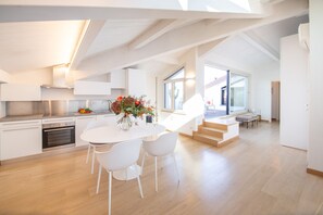 Fridge, oven, dishwasher, coffee/tea maker - Loft Elisa, with terrace and car place (Lucca)