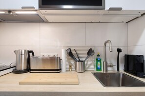 Kühlschrank, Mikrowelle, Ofen, Herdplatte