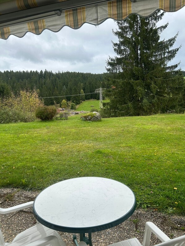 Outdoor dining - Apartment 'Auszeit' with Mountain View, Private Terrace and Shared Garden (Schönwald)