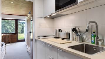 Frigorífico, microondas, horno y placa de cocina