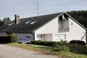 Exterior - Apartment 'Auszeit' with Mountain View, Private Terrace and Shared Garden (Schönwald)