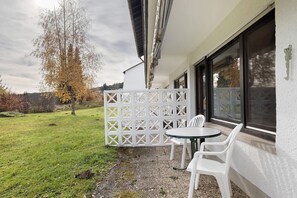 Outdoor dining - Apartment 'Auszeit' with Mountain View, Private Terrace and Shared Garden (Schönwald)