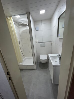 Shower, free toiletries, towels - Apartment 'Auszeit' with Mountain View, Private Terrace and Shared Garden (Schönwald)