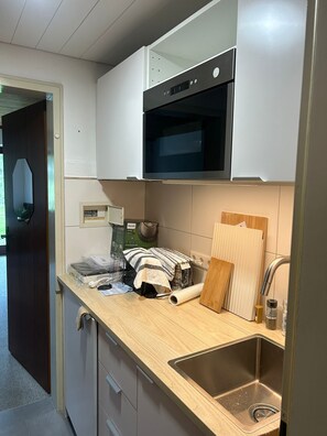 ثلاجة، ميكروويف، فرن، موقد طهي مسطح