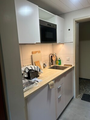 Fridge, microwave, oven, stovetop - Apartment 'Auszeit' with Mountain View, Private Terrace and Shared Garden (Schönwald)