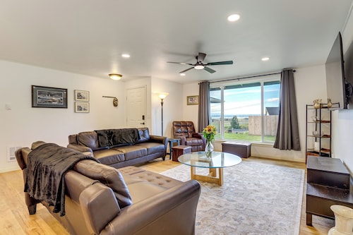 Water Views & Hot Tub: 'Kim's Kastle' in Stanwood!