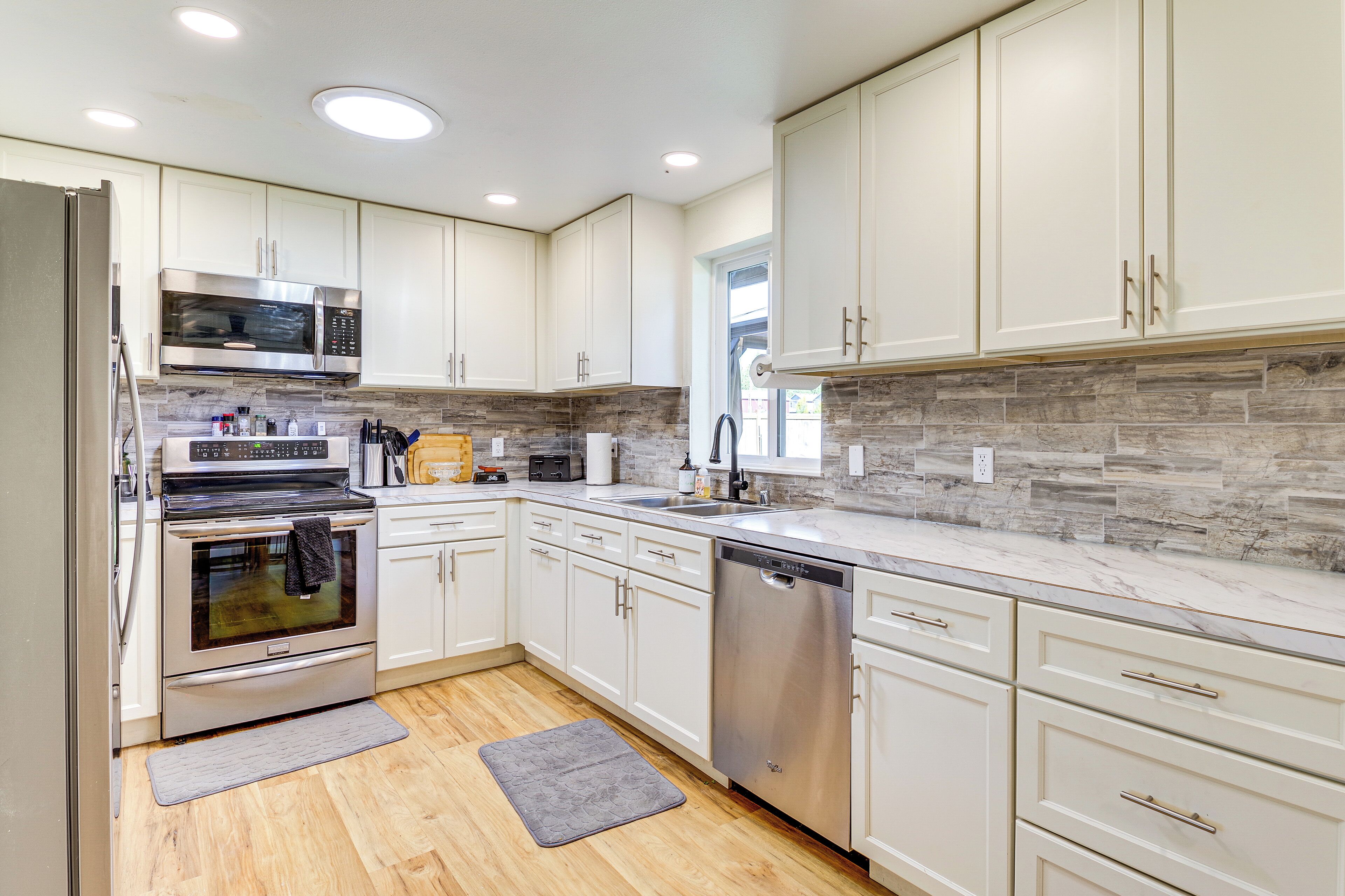 Fridge, microwave, stovetop, dishwasher