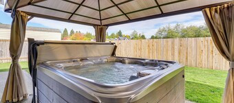 Water Views & Hot Tub: 'Kim's Kastle' in Stanwood!