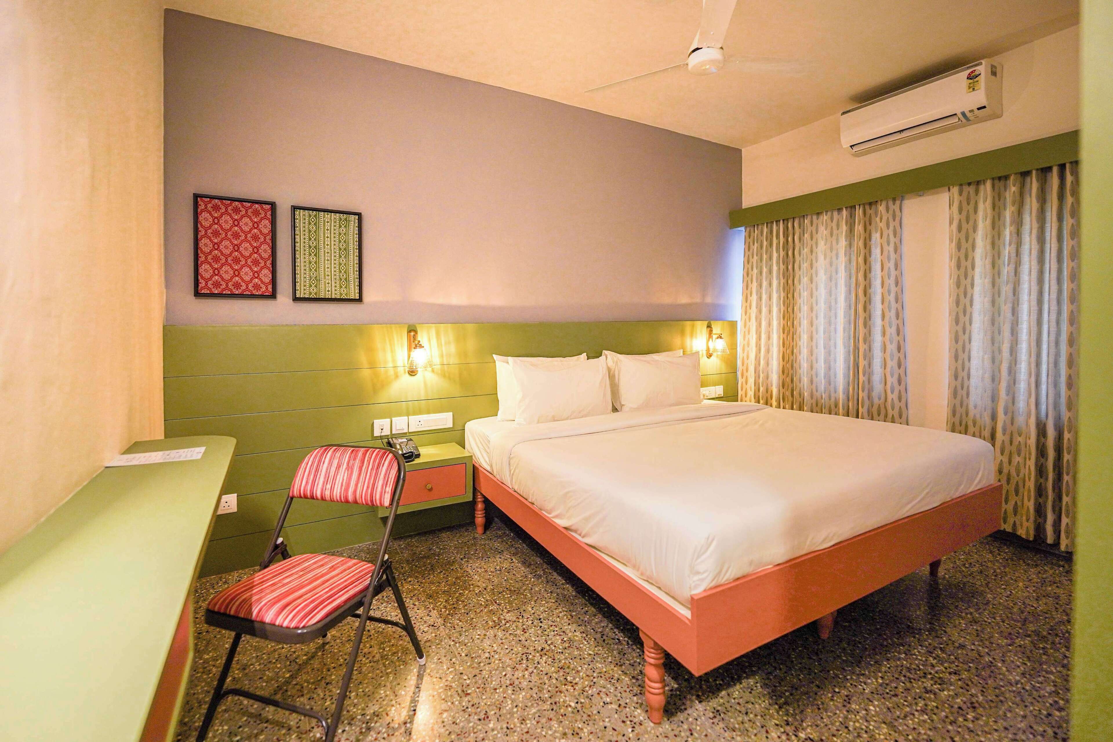 Quarto casal superior | Escrivaninha, ferros/tábuas de passar roupa, Wi-Fi de cortesia