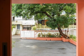 مواقف سيارات مجانية