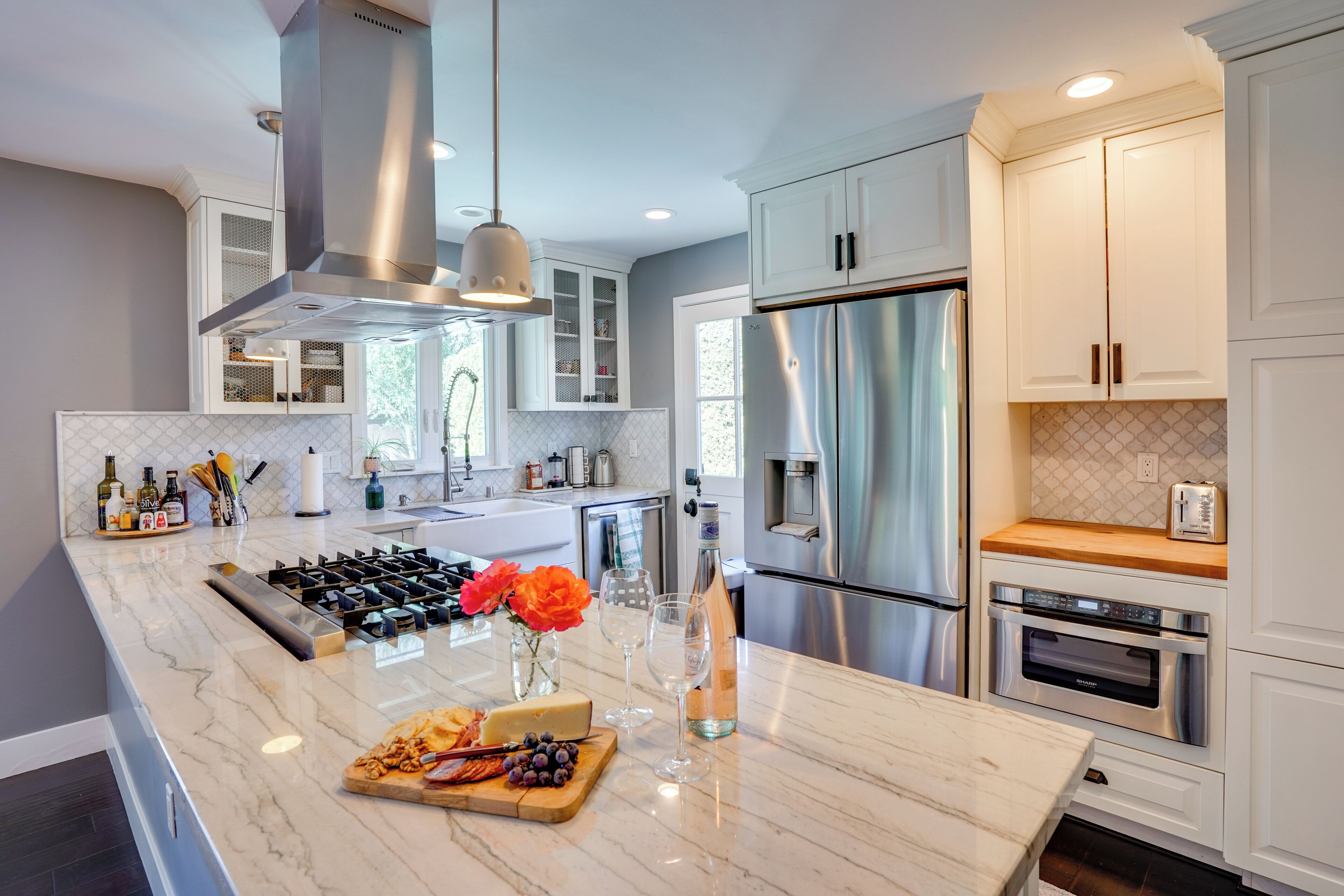 Fridge, microwave, stovetop, dishwasher