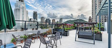 شرفة على السطح