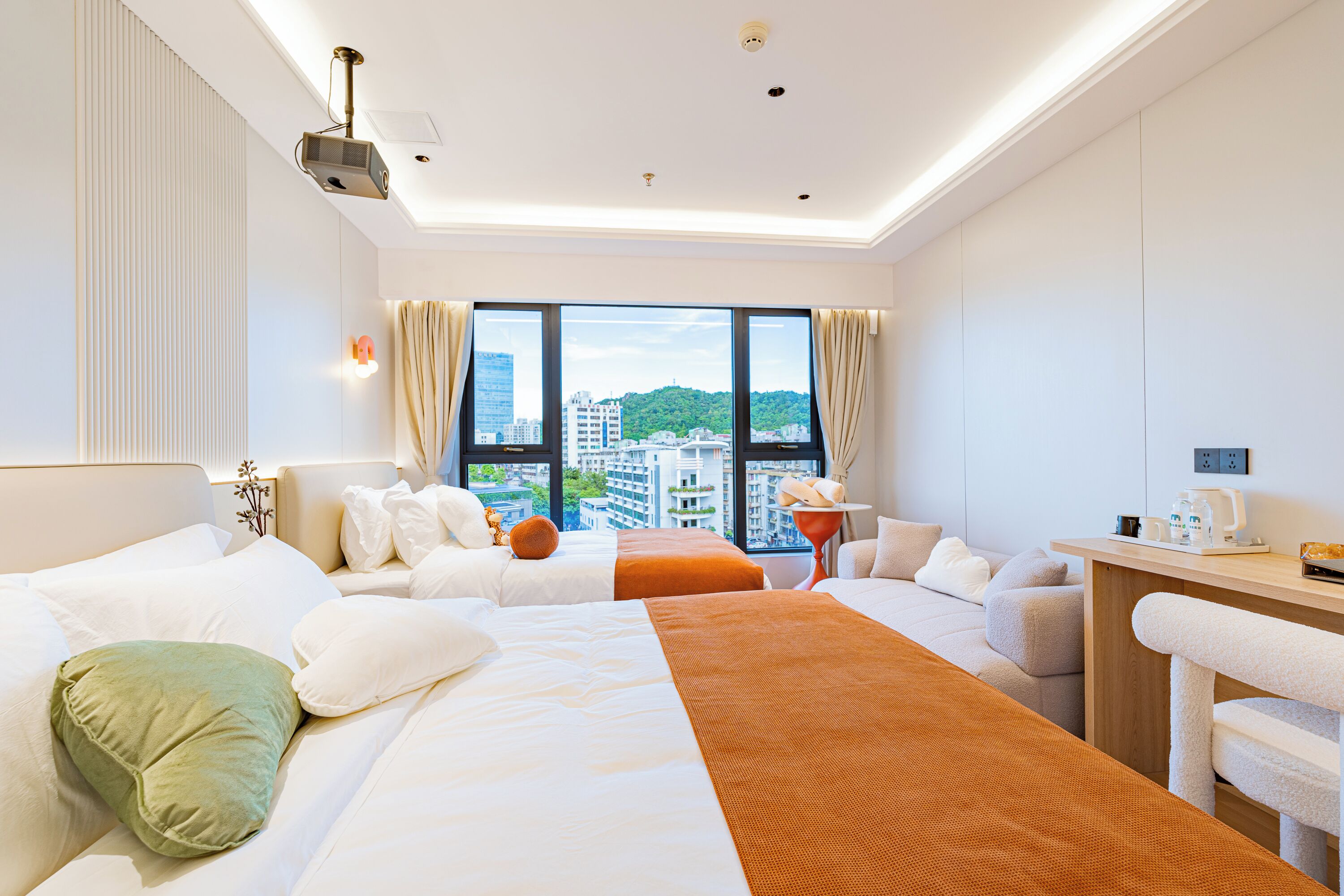 Habitación superior | Espacio para trabajar con laptop, wifi gratis y ropa de cama 