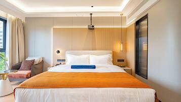 Espacio para trabajar con laptop, wifi gratis y ropa de cama